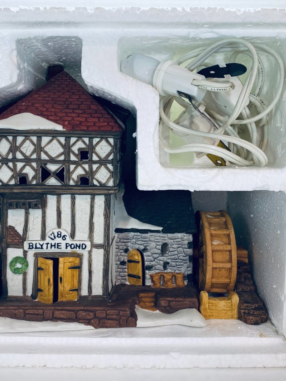 VNTG Dept 56 Blythe Pond Mill House Retired #65080 Dickens Village, Light & Box